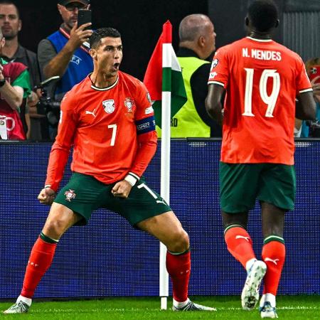 Cristiano Ronaldo (esq.) festeja o gol de Portugal contra a Hungria Cristiano Ronaldo (esq.) festeja o gol de Portugal contra a Hungria