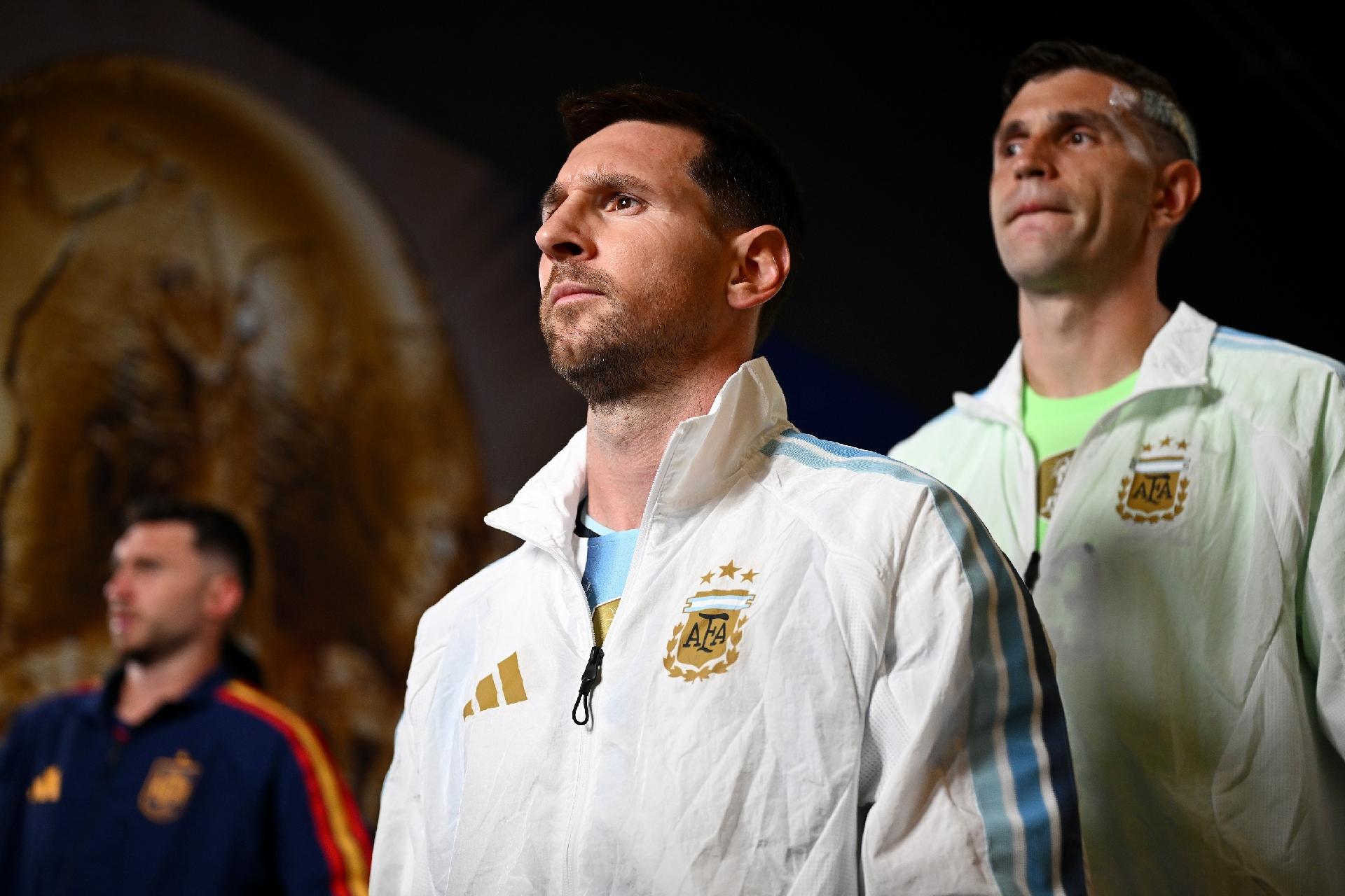 Lionel Messi e Emiliano Martínez, da Argentina, no túnel antes da final da Copa do Mundo - undefined
