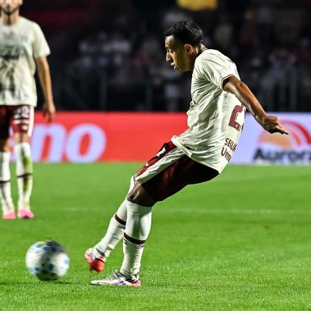 Victor Sá, do São Paulo, em ação contra o Coritiba, pelo Brasileirão