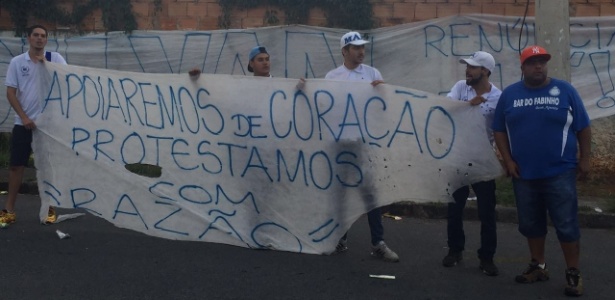Torcedores do Cruzeiro protestam em frente à Toca da Raposa - Thiago Fernandes/UOL Esporte