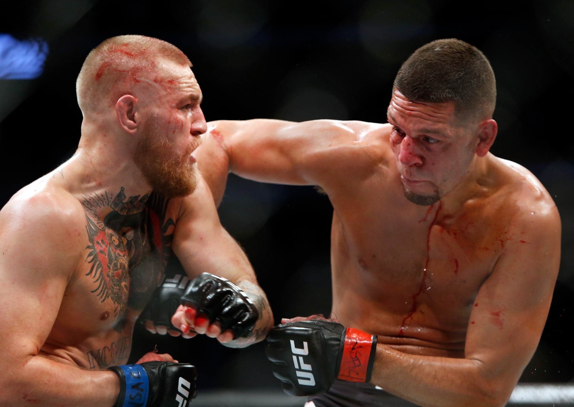 Nate Diaz tenta partir para o ataque contra Conor McGregor no UFC 202 - Steve Marcus/Getty Images