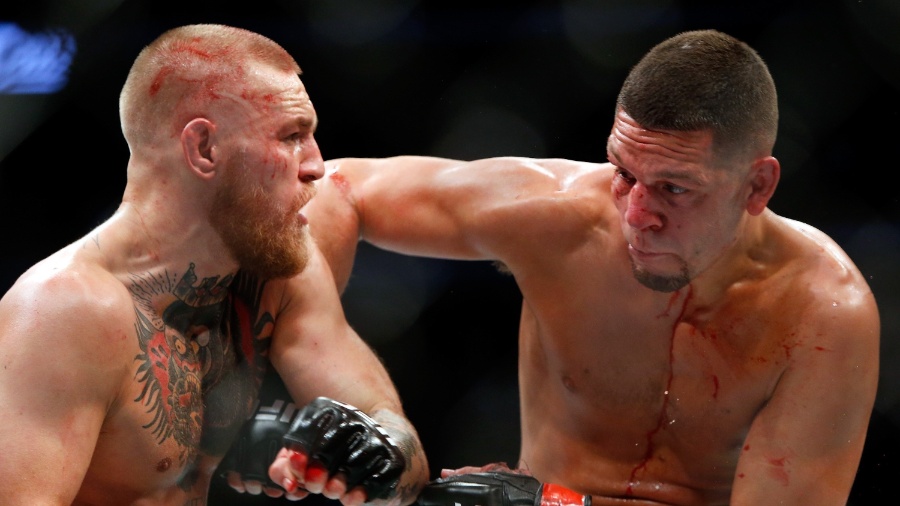 Nate Diaz tenta partir para o ataque contra Conor McGregor no UFC 202 -  Steve Marcus/Getty Images