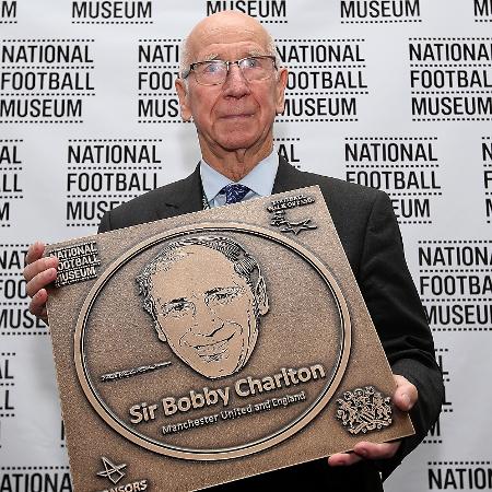 Bobby Charlton, hoje com 83 anos, é um dos maiores ídolos do futebol inglês - Jan Kruger/Getty Images