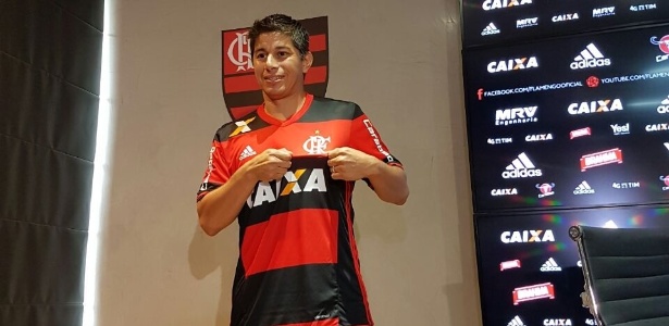 Conca posa com a camisa rubro-negra no Ninho do Urubu em sua apresentação - Vinicius Castro/ UOL