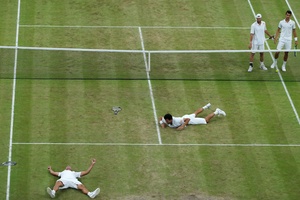 Melo e Kubot se jogam na grama após ganhar o título de duplas de Wimbledon - REUTERS/Andrew Couldridge - REUTERS/Andrew Couldridge