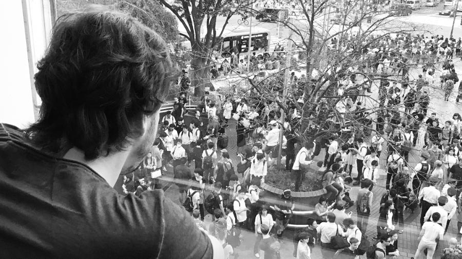 Alonso observa fãs em Tóquio em evento promocional - Divulgalçao/Instagram