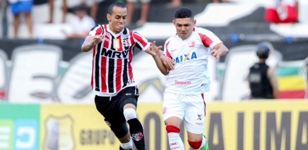 Derley disputa lance no jogo entre Santa Cruz e Náutico na Série B - Marlon Costa/Estadão Conteúdo