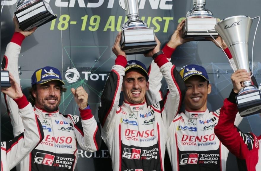 Alonso e sua equipe comemoram vitória na etapa britânica do Endurance