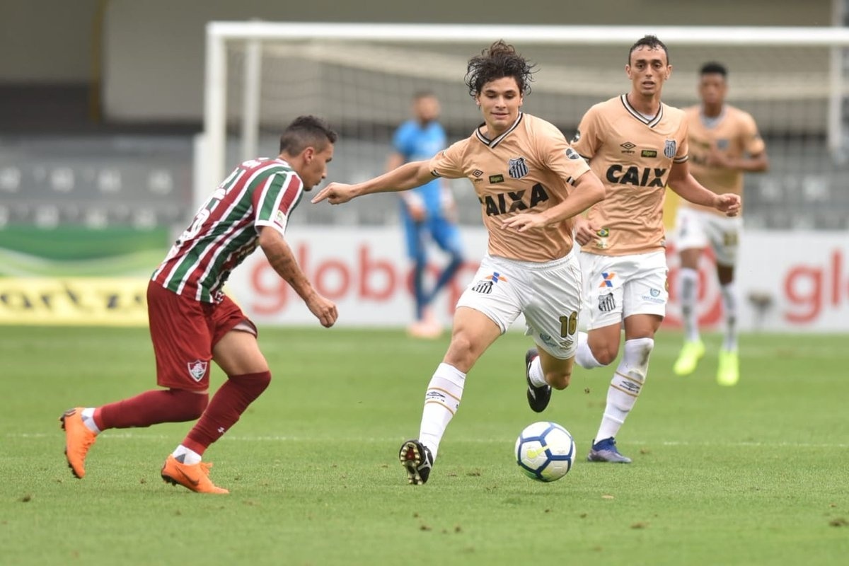 Dodô, do Santos, tenta passar pela marcação do Fluminense