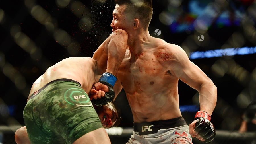 Yair Rodriguez em luta contra Chan Sung Jung - Ron Chenoy/USA TODAY Sports