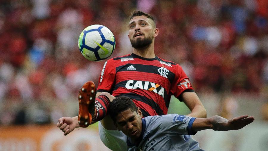 Zagueiro negociado pelo Flamengo chegou a Milão e foi a clínica para passar por exames médicos - Luciano Belford/AGIF