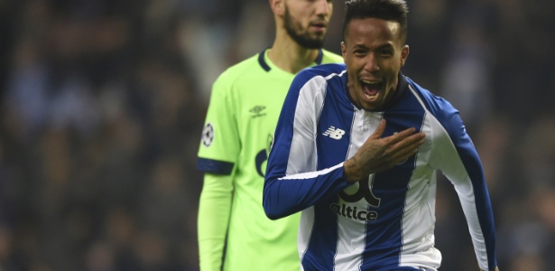 De cabeça, ex-são-paulino fez o primeiro gol do Porto diante do Schalke 04 - Miguel Riopa/AFP