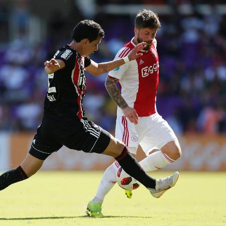 Pablo disputa bola na partida entre São Paulo e Ajax na Florida Cup, em 2019