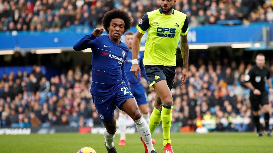 Willian em ação na vitória do Chelsea por 5 a 0 sobre o Huddersfield pelo Campeonato Inglês - Reuters/John Sibley