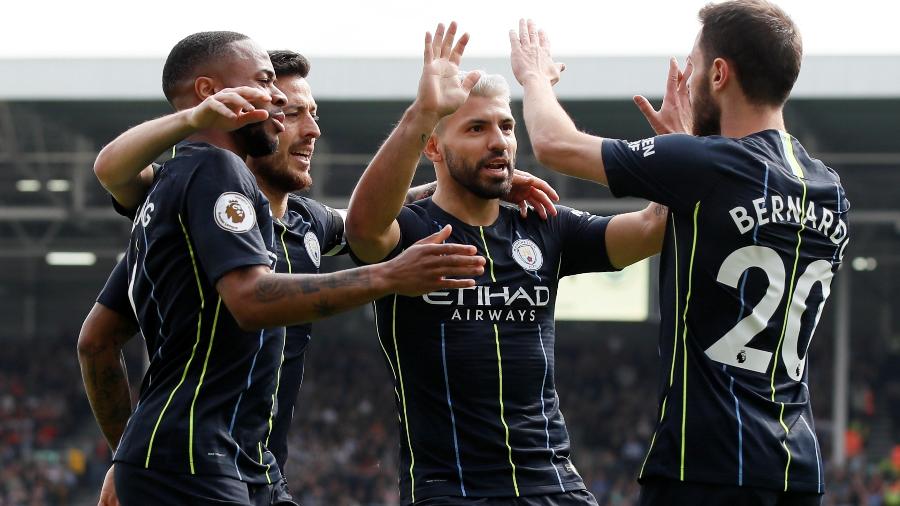 Jogadores do Manchester City comemoram gol contra o Fulham - DAVID KLEIN/REUTERS