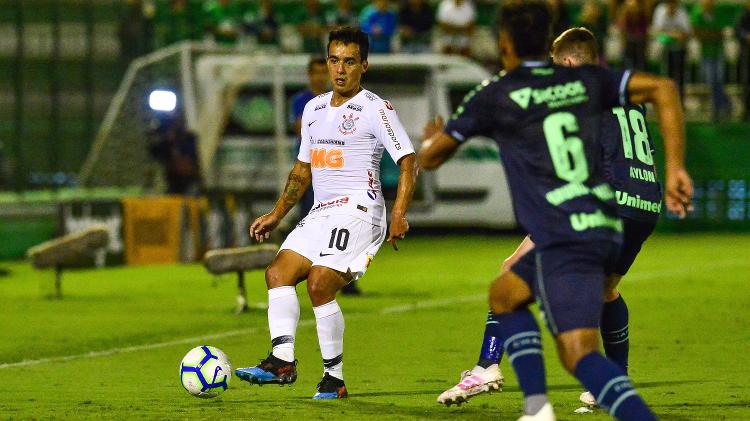 Jadson tenta passe para seu companheiro - Ricardo Luis Artifon/AGIF - Ricardo Luis Artifon/AGIF