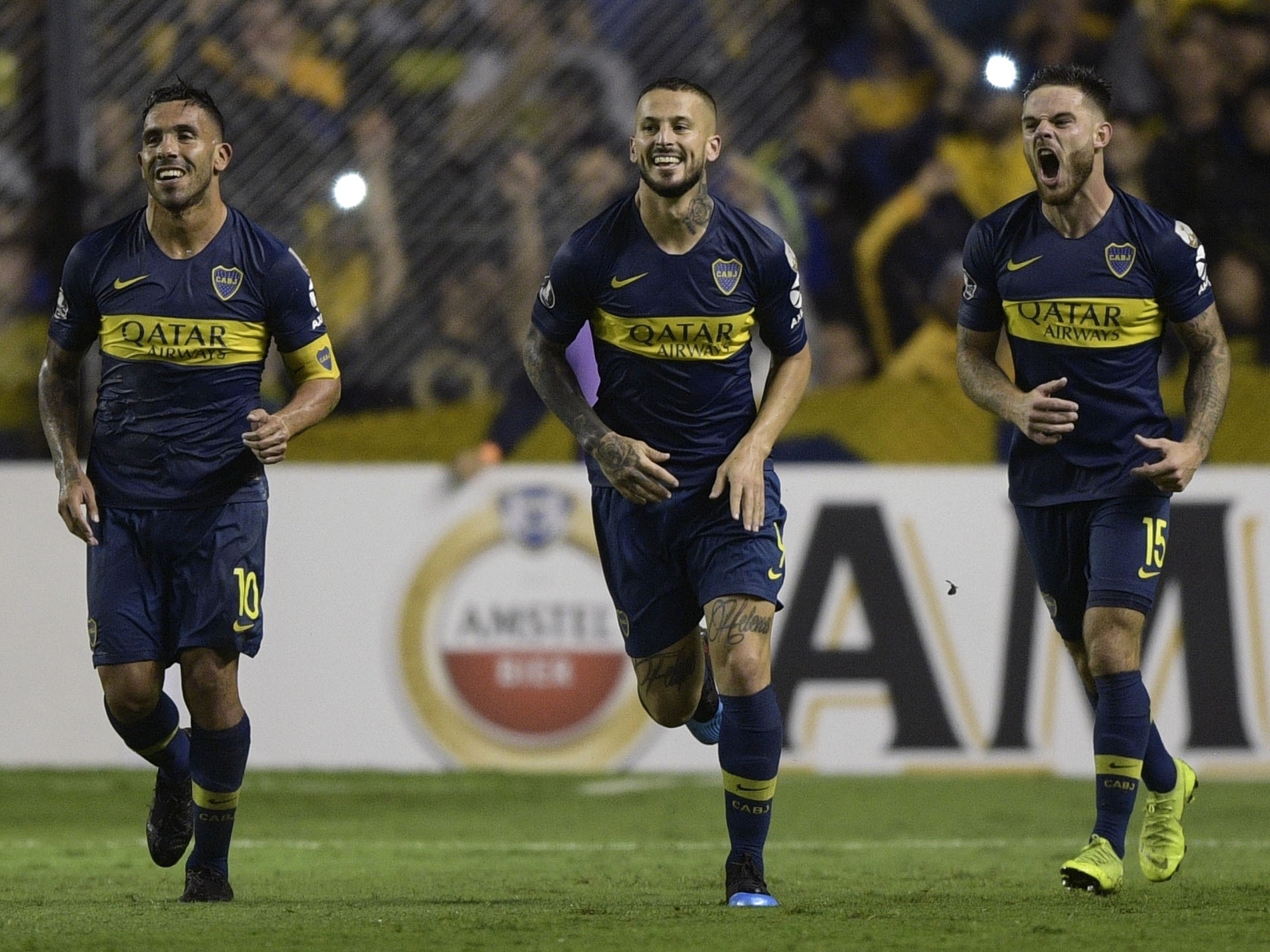 Corinthians supera Boca nos pênaltis e segue vivo na Libertadores