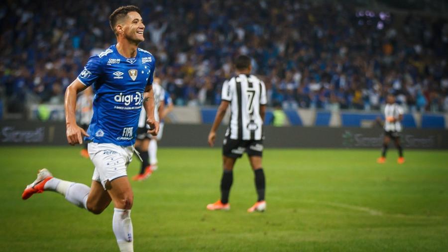 Meia Thiago Neves, em jogo do Cruzeiro no Mineirão - Vinnicius Silva/Cruzeiro