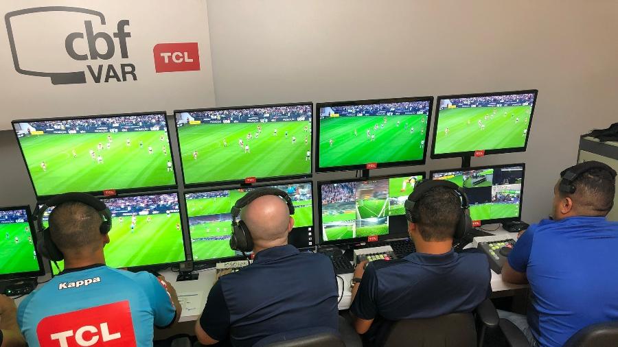 Sala de VAR na Arena Corinthians durante o Campeonato Brasileiro de 2019. Tecnologia tem custo alto - Fernando Torres / CBF