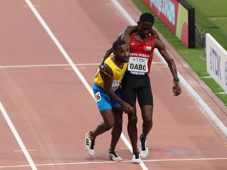 Atleta de Aruba é carregado até a linha de chegada por adversário no  Mundial de atletismo