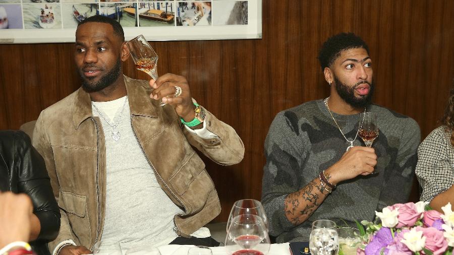 LeBron James e Anthony Davis, jogadores do Los Angeles Lakers, durante evento em homenagem a Davis em Beverly Hills  - Jesse Grant/Getty Images for Haute Living