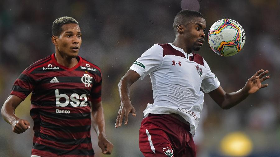 João Lucas, do Flamengo, e Matheus Alessandro, do Fluminense, durante clássico pelo Carioca - Thiago Ribeiro/AGIF
