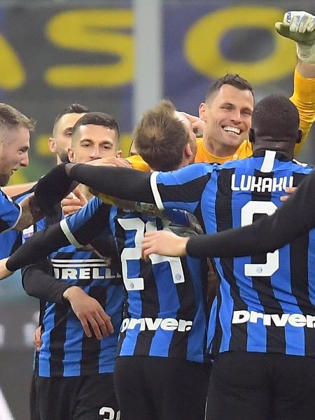 Jogadores da Inter de Milão comemoram gol contra o Milan - REUTERS/Daniele Mascolo