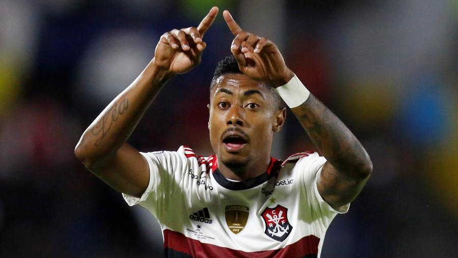 Bruno Henrique faz o sinal do VAR durante o jogo entre Del Valle e Flamengo, pela Recopa Sul-Americana - REUTERS/Daniel Tapia