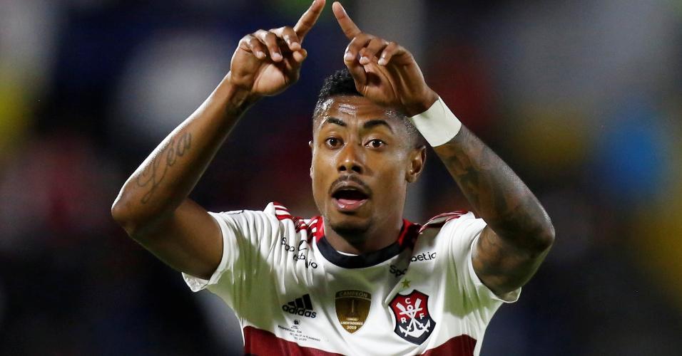 Bruno Henrique faz sinal de VAR durante Del Valle x Flamengo pela Recopa Sul-Americana