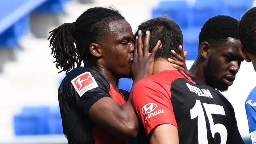 Grujic recebe beijo de companheiro após gol do Hertha Berlim no Campeonato Alemão - Thomas Kienzle/AFP/Getty Images