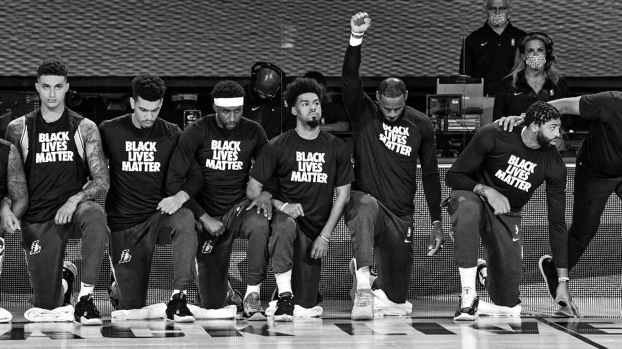 LeBron James e demais jogadores do Los Angeles Lakers em protesto durante o hino nacional dos EUA e reação às manifestações Black Lives Matter [Especial NBA Finals] - David Dow/NBAE via Getty Images