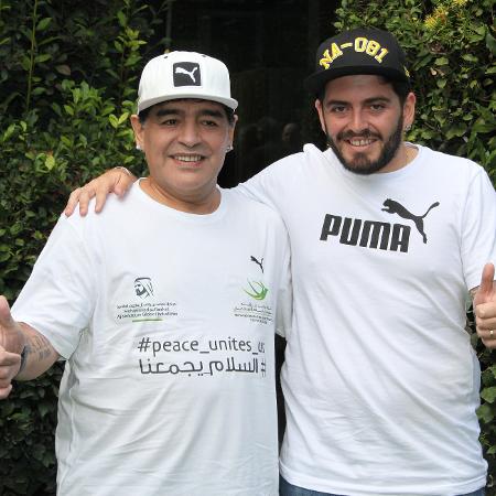 Diego Armando Maradona Júnior (dir.) ao lado do pai 