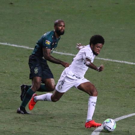 Luiz Adriano, do Palmeiras, se livra da marcação do América-MG - Fernando Moreno/AGIF