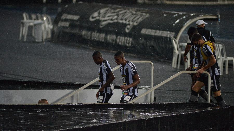 Jogadores do Botafogo deixam o gramado do Estádio Nilton Santos após partida que decretou o rebaixamento - NAYRA HALM/FOTOARENA/ESTADÃO CONTEÚDO