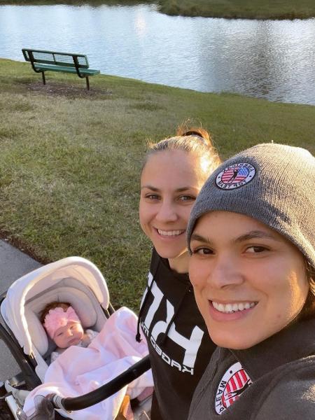 As lutadoras do UFC Amanda Nunes e Nina Ansaroff com a filha Reagan - Reprodução/Instagram @amanda_leoa