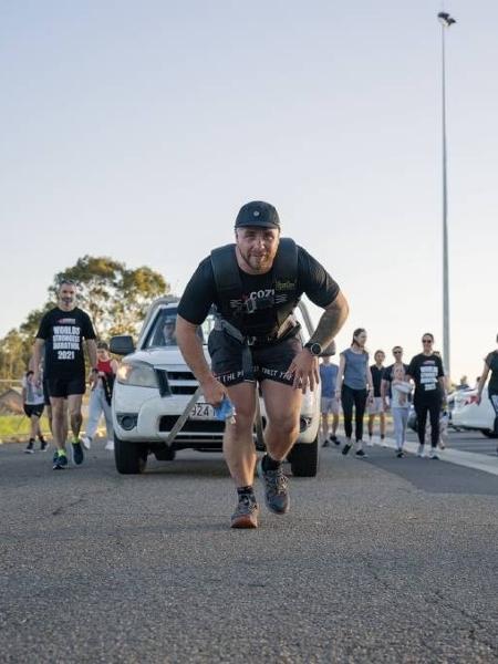 Vencer maratona na qual precisa carregar árvore de 45 km, pedalar por 180 km e nadar por 4 km é o próximo objetivo do competidor - Reprodução/7News