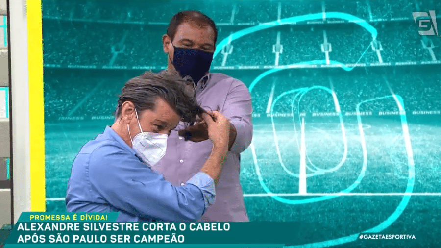Müller corta cabelo do repórter Alexandre Silvestre - Reprocução