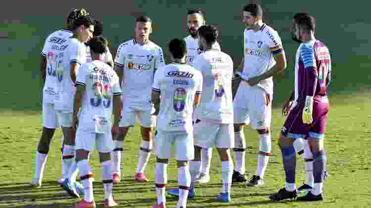 Fluminense encarou o Corinthians com homenagem ao movimento LGBTQIA+ ns números da camisa e braçadeira de capitão (com Nino) - DHAVID NORMANDO/FUTURA PRESS/FUTURA PRESS/ESTADÃO CONTEÚDO - DHAVID NORMANDO/FUTURA PRESS/FUTURA PRESS/ESTADÃO CONTEÚDO
