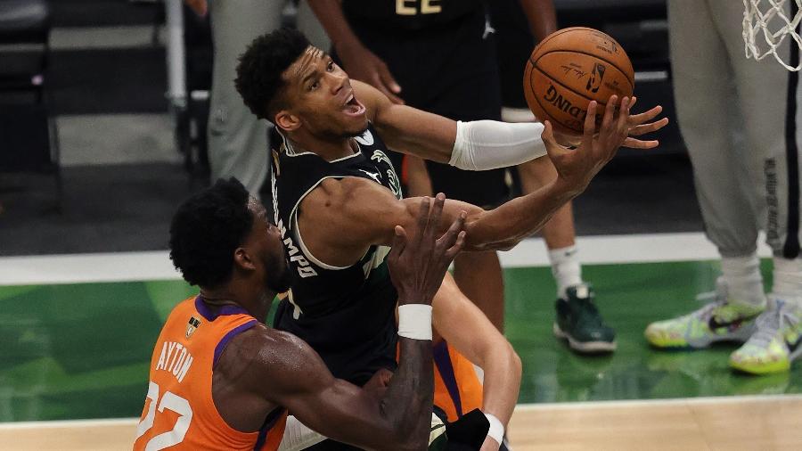 Giannis Antetokounmpo durante o jogo 6 das finais da NBA  - Jonathan Daniel/Getty Images/AFP