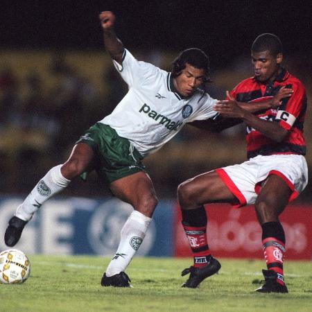 Oseas encara a marcação de Júnior Baiano em duelo Palmeiras x Flamengo em 1997