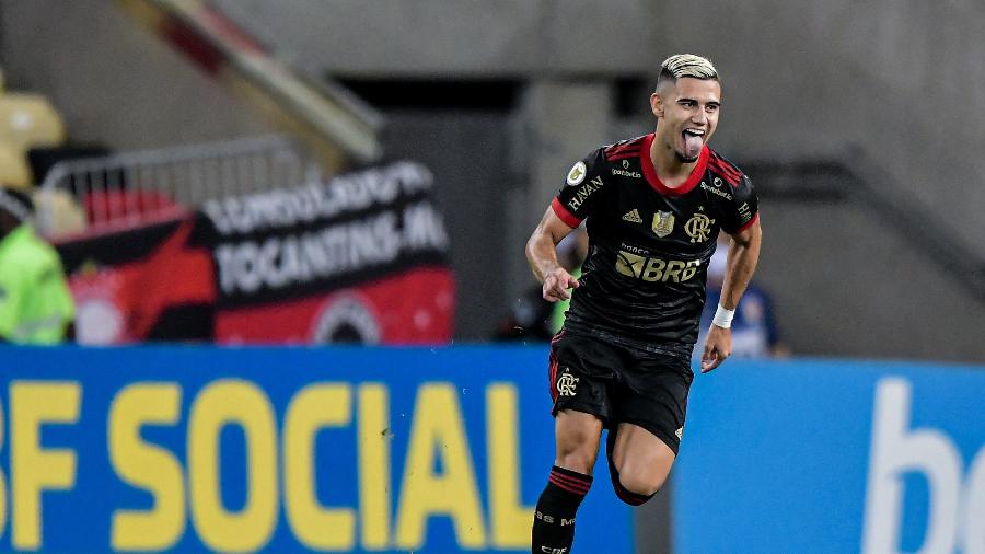 Andreas Pereira comemora gol de falta pelo Flamengo - Thiago Ribeiro/AGIF