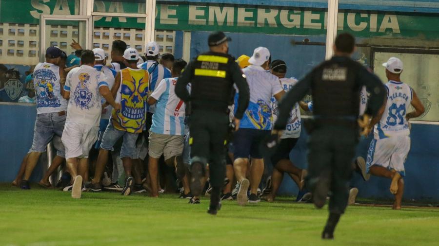 Torcida do Paysandu invade o campo durante jogo contra o Ituano - Fernando Torres/AGIF