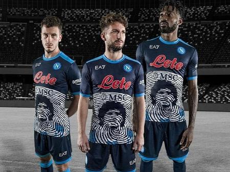 Napoli lança camisa em homenagem a Maradona um ano após morte de ídolo