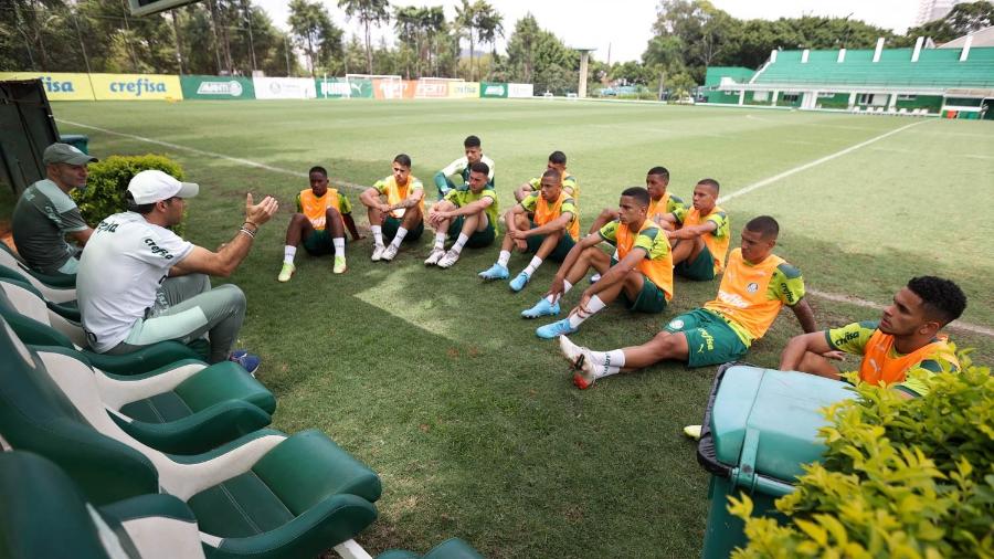 Abel Ferreira conversa com jogadores da base do Palmeiras na Academia de Futebol  - Cesar Greco/ Palmeiras 