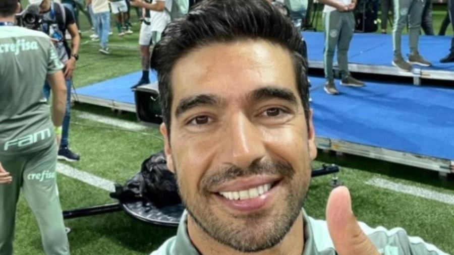 O técnico Abel Ferreira em selfie postada após o Palmeiras conquistar a Recopa - Reprodução/Twitter