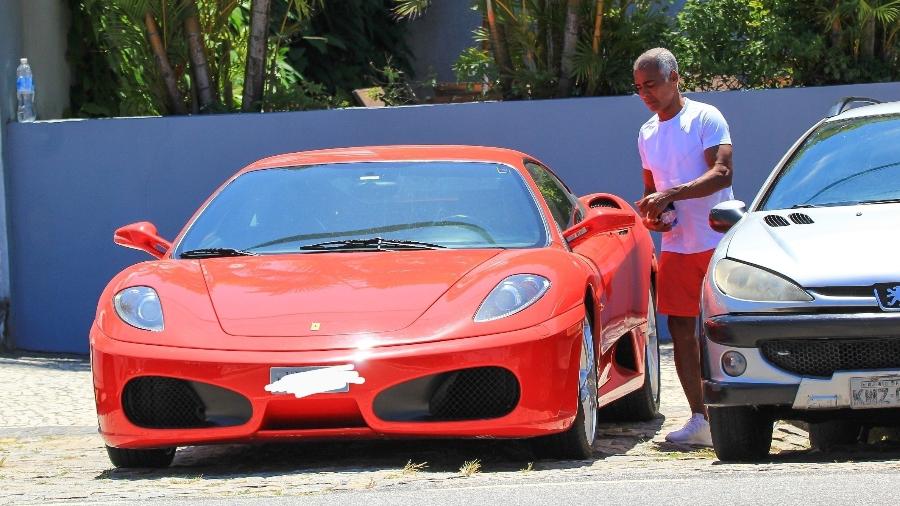 Romário deixa academia no Rio e entra em Ferrari vermelha - Fabricio Pioyani / AgNews