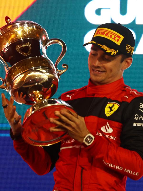 20.03.22 - Charles Leclerc, da Ferrari, exibe troféu pela vitória no GP do Bahrain de Fórmula 1