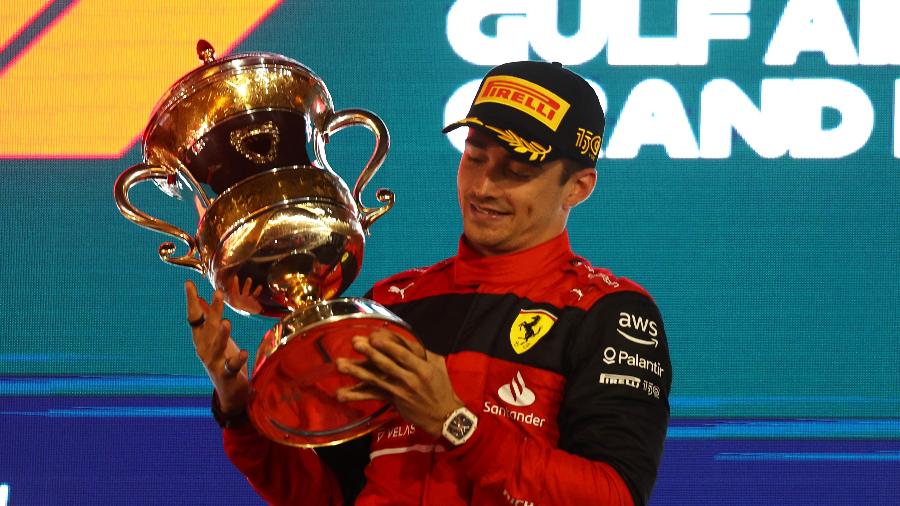 20.03.22 - Charles Leclerc, da Ferrari, exibe troféu pela vitória no GP do Bahrain de Fórmula 1 - Lars Baron/Getty Images