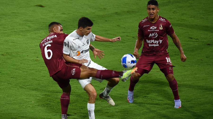 Nacho Fernández, do Atlético-MG, tenta se desvencilhar da marcação de jogadores do Tolima durante jogo da Libertadores - Daniel Munoz / AFP