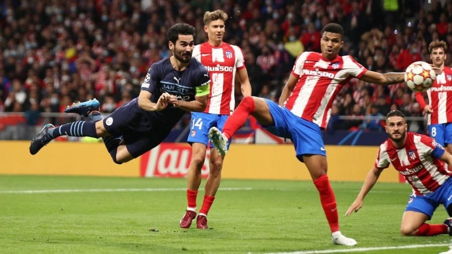 Gundogan tenta cabeceio durante Atlético de Madri x Manchester City na Liga dos Campeões - Chris Brunskill/Fantasista/Getty Images